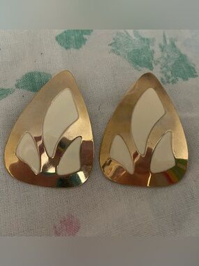 3/$15 Gold and cream enamel teardrop stud earrings